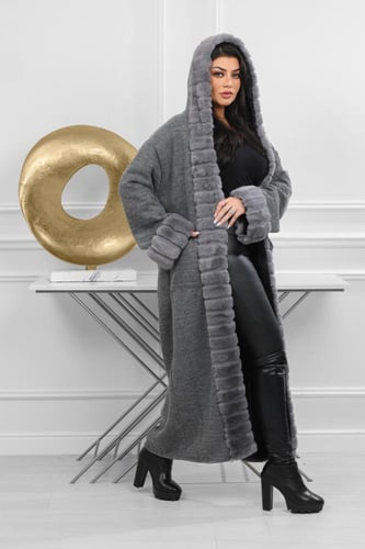 فروة شتوية طويلة مبطنة بالفرو من الداخل مزودة بفرو...