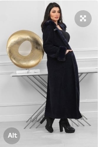 فروة شتوية طويلة مبطنة بالفرو من الداخل مزودة بفرو...