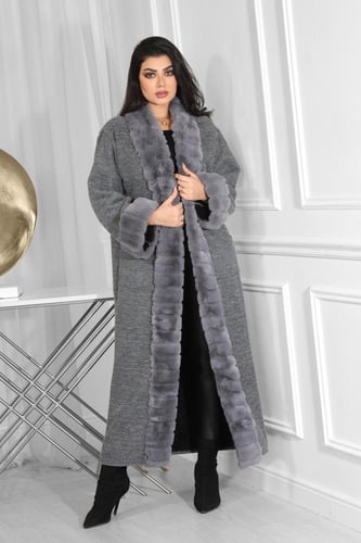 فروة شتوية طويلة مبطنة بالفرو من الداخل مزودة بفرو...