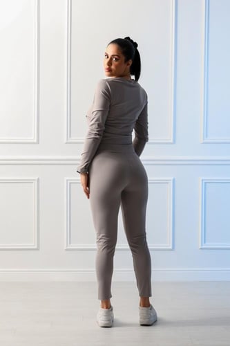 طقم رياضي نسائي مكوّن من توب قصير خط أسود مائل بأك...