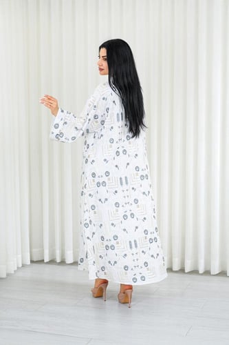 جلابية قماش بطول يصل للكاحل بأكمام واسعة وياقة مزي...