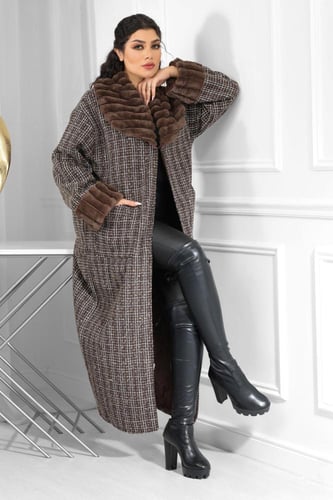 فروة شتوية طويلة مطرزة مزودة بجيب مثلثية وفرو على...