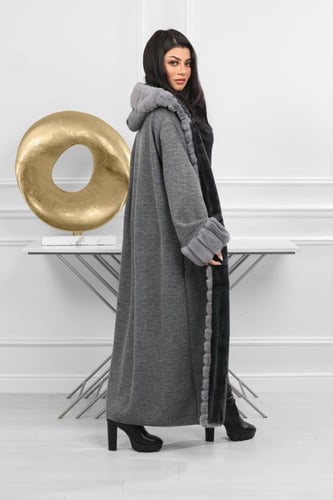 فروة شتوية طويلة مبطنة بالفرو من الداخل مزودة بفرو...