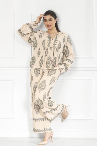 طقم نسائي كاجوال مزخرف بأكمام طويلة بنهايات مغلقة...