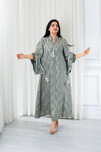 جلابية قماش بطول يصل للكاحل بنهايات أكمام واسعة جد...