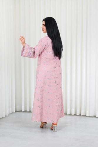 جلابية قماش بطول يصل للكاحل بأكمام بنهايات واسعة و...