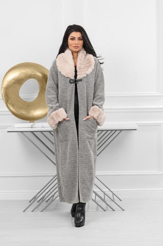 فروة شتوية طويلة مبطنة بالفرو من الداخل مزودة بفرو...