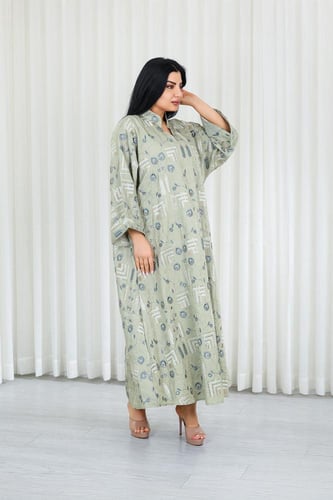 جلابية قماش بطول يصل للكاحل بأكمام واسعة وياقة مزي...