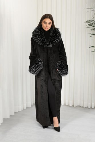 فروة شتوية طويلة مبطنة بالفرو من الداخل ومزودة بيا...