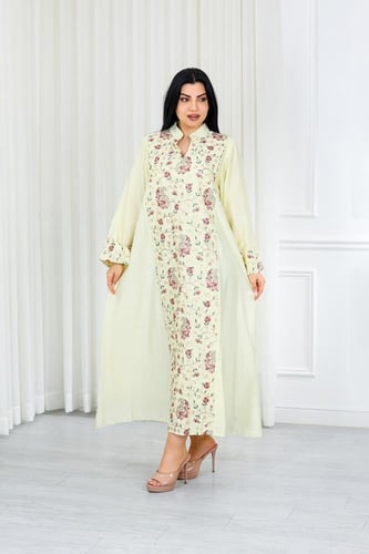 جلابية قماش بطول يصل للكاحل بياقة قصيرة مطرزة بالو...