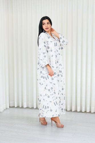 جلابية قماش بطول يصل للكاحل بأكمام واسعة وياقة مزي...