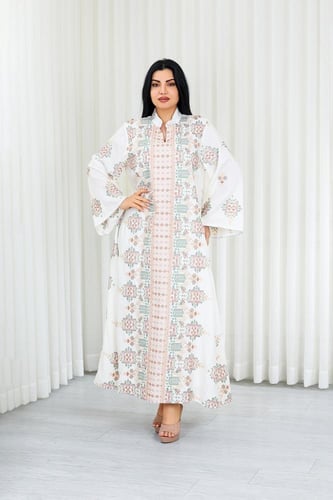 جلابية قماش بطول يصل للكاحل مطرزة بنقشات بارزة متن...