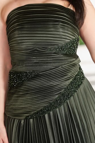 فستان سهرة ياقة كت مزين بالترتر على الجزء العلوي و...