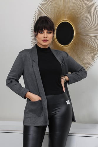 جاكيت شتوي رسمي قصير بياقة مطوية على طول الجاكيت و...