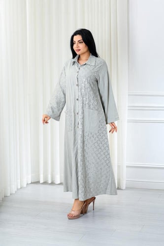 جلابية قماش بطول يصل للكاحل بأكمام واسعة وياقة وأز...