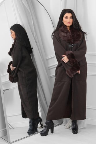 فروة شتوية طويلة مبطنة بالفرو من الداخل مزودة بفرو...