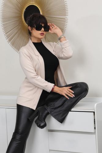 جاكيت شتوي رسمي قصير بياقة مطوية على طول الجاكيت و...