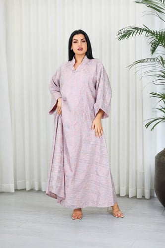 جلابية قماش بطول يصل للكاحل بأكمام واسعة مطوية متو...