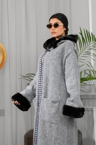 فروة شتوية طويلة مطرزة على الأطراف مزودة بجيب وفرو...