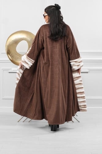 فروة شتوية طويلة أنيقة مبطنة بالفرو من الداخل وعلى...