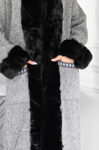 فروة شتوية طويلة مخططة مبطنة بالفرو من الداخل بجيب...