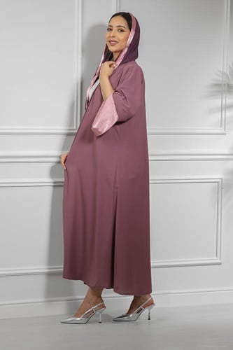 عباية بأكمام ملونة من الداخل