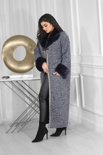 فروة شتوية طويلة مطرزة على الأطراف مزودة بجيب وفرو...