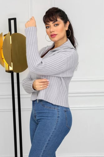 بلوزة نسائية صوف برقبة عالية وسحاب