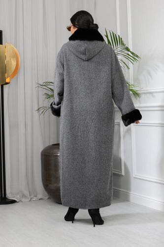 فروة شتوية طويلة مطرزة على الأطراف مزودة بجيب وفرو...