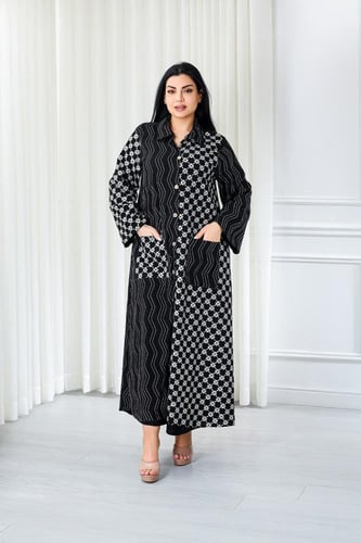 جلابية قماش بطول يصل للكاحل بأكمام واسعة وياقة وأز...