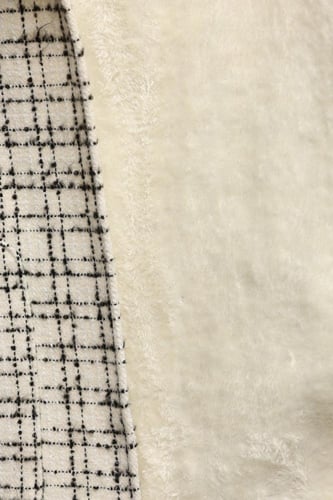 فروة شتوية طويلة مطرزة مزودة بجيب مثلثية وفرو على...