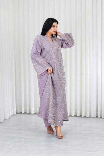 جلابية قماش بطول يصل للكاحل بياقة صغيرة وتطريز تقل...