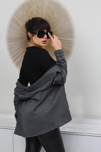 جاكيت شتوي رسمي قصير بياقة مطوية على طول الجاكيت و...