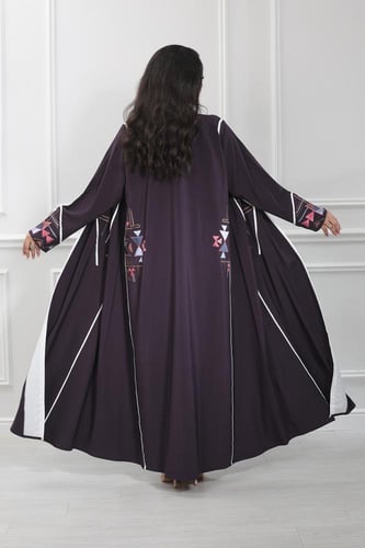 عباية قماش كريب لون موف غامق بتطريز في الأمام نص ك...