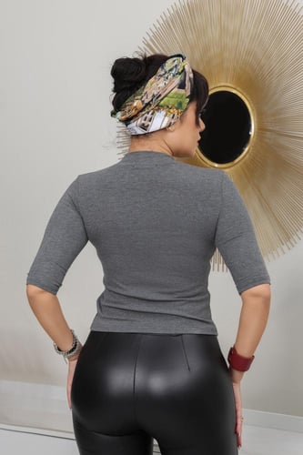 توب نسائي سادة برقبة عالية