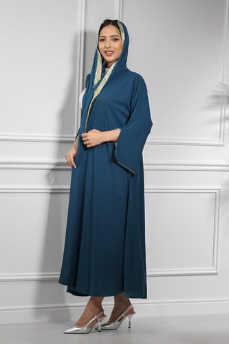 عباية بأكمام ملونة من الداخل