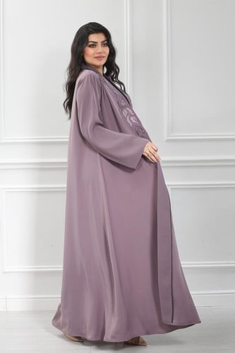 عباية قماش حرير ملونة مزودة بتطريز أنيق في الأمام