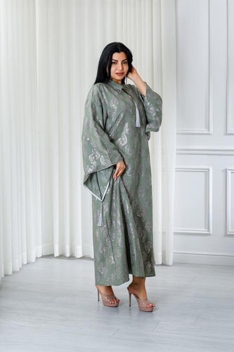 جلابية قماش بطول يصل للكاحل بنهايات أكمام واسعة جد...