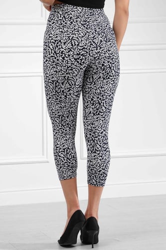 بنطال قطني سكيني بخصر مطاطي وطول لمنتصف الساق مزين...