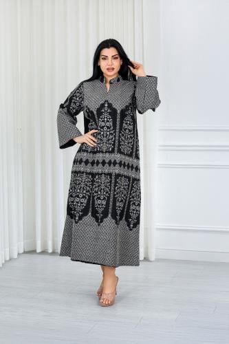 جلابية قماش بطول يصل للكاحل بياقة قصيرة مطرزة