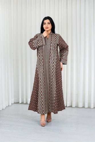 جلابية قماش بطول يصل للكاحل بياقة صغيرة وتطريز تقل...