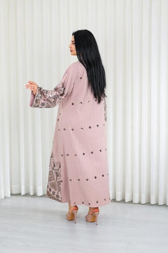 جلابية قماش بطول يصل للكاحل وياقة صغيرة مفتوحة على...