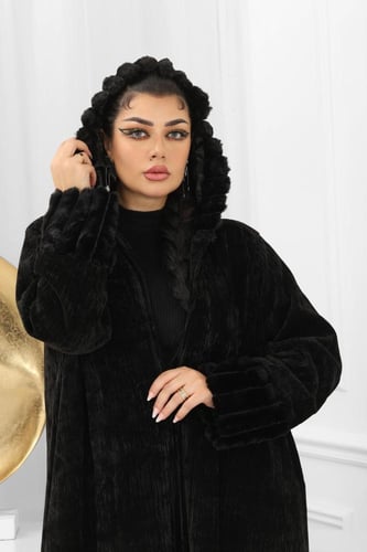 فروة شتوية طويلة موحدة اللون مزودة بفرو على القبعة...