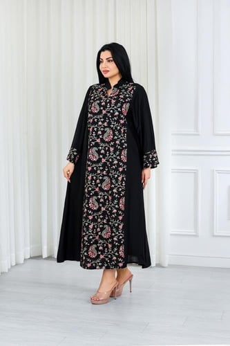 جلابية قماش بطول يصل للكاحل بياقة قصيرة مطرزة بالو...