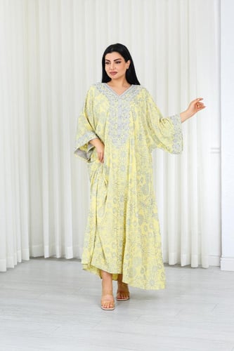 جلابية قماش بطول يصل للكاحل وياقة بشكل V مفتوحة عل...