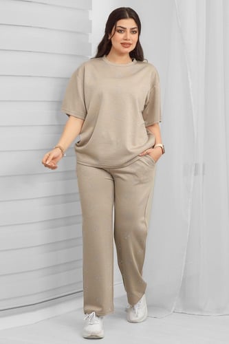 ترنج نسائي كاجوال مزين بطبعات متكررة على التيشرت و...