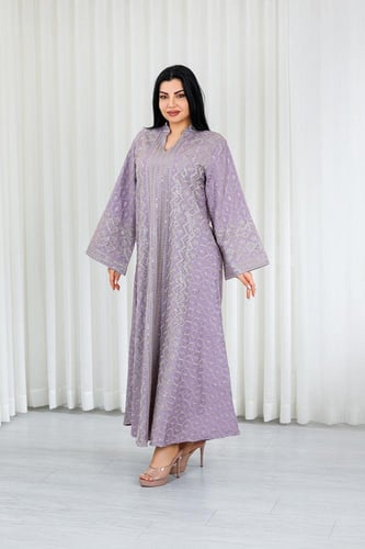 جلابية قماش بطول يصل للكاحل بياقة صغيرة وتطريز تقل...