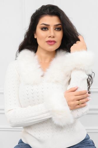 بلوزة نسائية صوف أكمام طويلة بياقه مزين بإضافة ريش