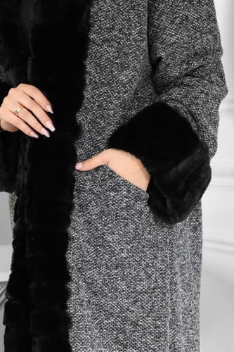 فروة شتوية بقبعة وفرو من الأمام والأكمام