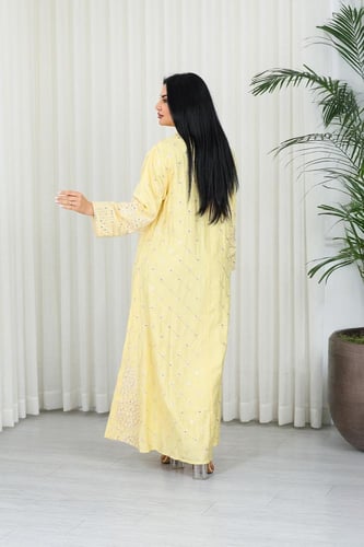 جلابية قماش بطول يصل للكاحل بأكمام بنهايات واسعة و...